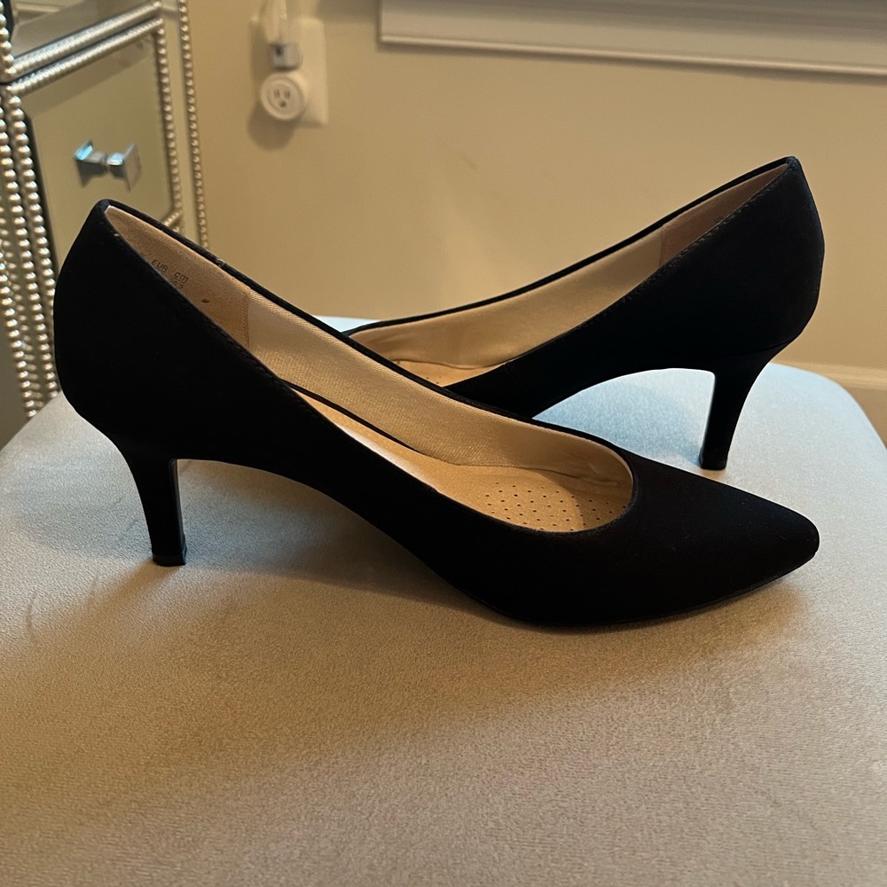 Black comfortable pumps